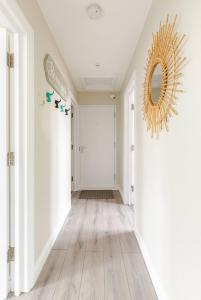 Central 2 Bedroom with Free Parking & Foosball Table