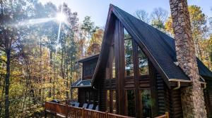 Creekwood Chalet - Hocking Hills with Hot Tub and Near Hiking