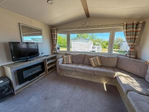 Lovely 6 Berth Caravan At Cherry Tree Holiday Park, Ref 70403C