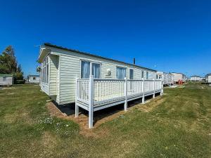 8 Berth Caravan With Decking At California Cliffs Near Scratby Beach Ref 50019F