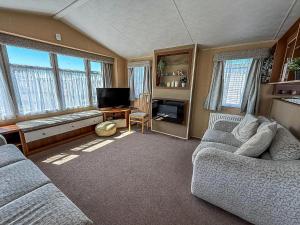 8 Berth Caravan With Decking At California Cliffs Near Scratby Beach Ref 50019F