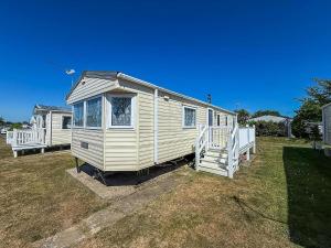 Stunning Caravan At Cherry Tree Holiday Park In Norfolk, Sleeps 8 Ref 70529C