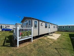 Modern Caravan With Decking Near Scratby Beach Ref 50007E