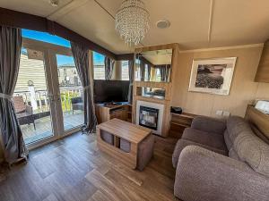 Modern Caravan With Decking Near Scratby Beach Ref 50007E