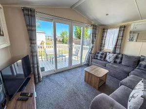 Lovely 6 Berth, Dog Friendly Caravan For Hire In Norfolk Ref 50011Ae