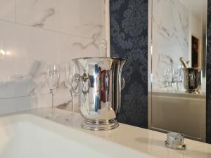 Appartements Chambre d-Amour Jacuzzi Bordeaux Parking : photos des chambres
