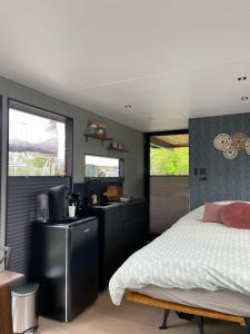 Hotelkamer op water Houseboat Wetterhûske Friesland