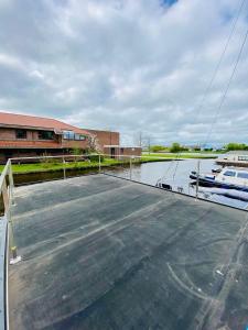Hotelkamer op water Houseboat Wetterhûske Friesland