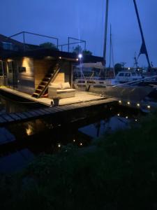 Hotelkamer op water Houseboat Wetterhûske Friesland