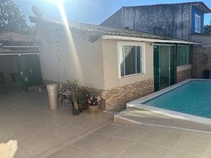 Casa em Cabo Frio - piscina e churrasqueira, 02 quartos