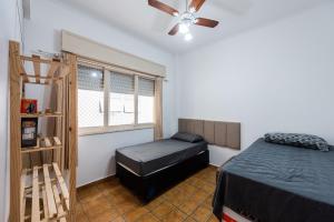 Frente a praia do Embaré ao lado da Basílica