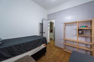 Frente a praia do Embaré ao lado da Basílica