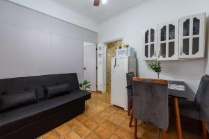 Frente a praia do Embaré ao lado da Basílica