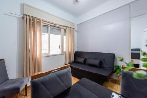 Frente a praia do Embaré ao lado da Basílica