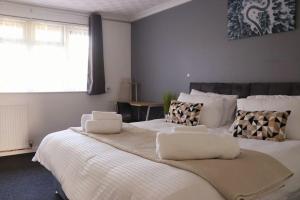 The Randolph Cosy 3BR Apartment close to shops