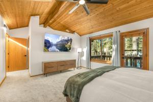 Pinewood Lodge - Backs to Forest - Near Downtown!