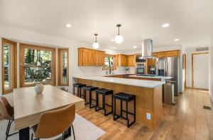 Pinewood Lodge - Backs to Forest - Near Downtown!