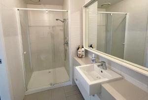City View 3-Bedroom Apartment next to Casino and MCEC