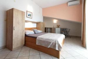 Apartments by the sea Pirovac, Sibenik - 24368