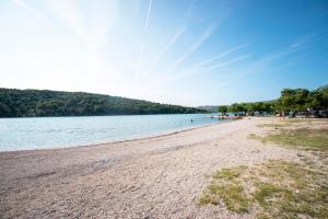 Apartments with parking space Vrpolje, Sibenik - 24474