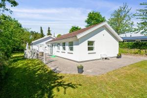 Nice Home In Ebeltoft With 4 Bedrooms, Swimming Pool And Wifi