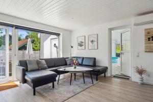 Nice Home In Ebeltoft With 4 Bedrooms, Swimming Pool And Wifi