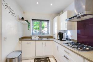 Meyers Close Modern 3 Bedrooms and 2 Bathrooms