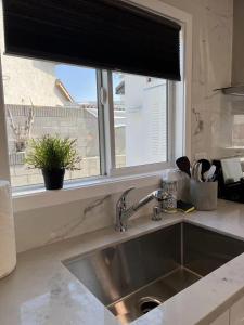 Gated & remodeled 2b2b house 3373