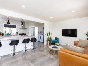 Gated & remodeled 2b2b house 3373