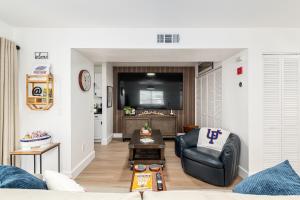 Modern & Stylish Condo Near UF, Shands & VA