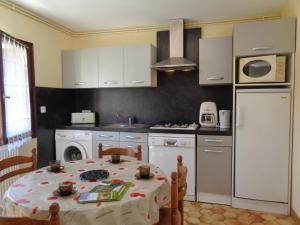 Maisons de vacances Charmant gite avec jardin et wifi au coeur du Parc Naturel du Pilat, proche de Saint-Etienne - FR-1-496-103 : photos des chambres