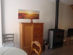 Maisons de vacances Gite de Charme avec Jardin, Equipe pour Familles et Bebes, a 15km de Dunkerque et 3km de Bergues - FR-1-510-170 : photos des chambres