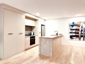 Spacious 2 Bed Room Split Level Apartment