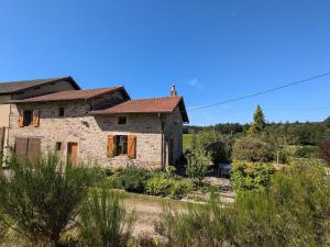 Maisons de vacances Gite paisible avec jardin et possibilite d-animaux a Gruey-les-Surance - FR-1-589-814 : photos des chambres