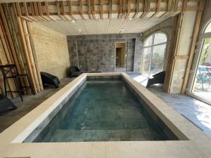 Maisons de vacances Gite de Charme a Avoine avec Spa Prive et Jardin - FR-1-381-621 : photos des chambres
