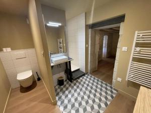 Maisons de vacances Gite de Charme a Avoine avec Spa Prive et Jardin - FR-1-381-621 : photos des chambres