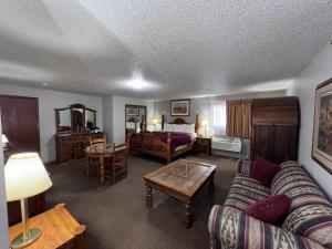 Deluxe King Suite room in Regency Inn