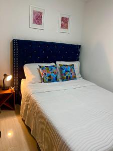 Amplia y cómoda 4 hab 6 camas doble parqueo