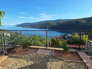 Studio Apartment Đuli Rabac with private hot tub and free parking