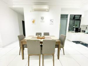 PLATINO Latest Pool View Family 3 BR Suite, Next to Paradigm Malls new Theme park, Escape JB