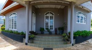 Grand Trillium Villa Lake View & Garden Retreat Family Friendly Stay, a modern and peaceful escape in the beautiful surroundings of Nuwara Eliya
