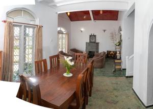 Grand Trillium Villa Lake View & Garden Retreat Family Friendly Stay, a modern and peaceful escape in the beautiful surroundings of Nuwara Eliya