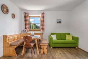 Two-Bedroom Apartment with Mountain View and Balcony Top 5 room in Das Eulersberg Apartments & Chalets