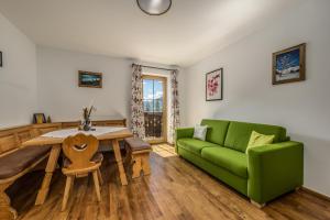 Two-Bedroom Apartment with Balcony Top 8 room in Das Eulersberg Apartments & Chalets