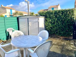Maisons de vacances House in private residence , beach and pool access : photos des chambres