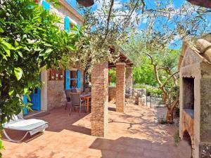 Charming stone house by the sea