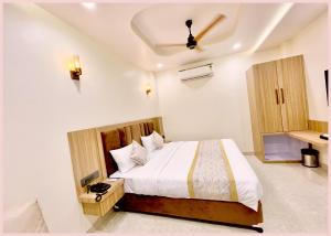 Hotel O M - V I L L A Palace Near Kashi Vishwanath Temple - Fully Air conditioned Room - Warm Hospitality & Comfortable Room In Varanasi - A Premium Hotel