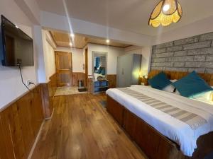 Drifters Inn - The Hidden Tribe