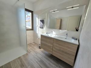 Maisons de vacances Evasion en Ville : Maison avec Piscine Privee : photos des chambres
