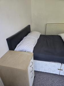 Simple Room Hostel style central Swansea